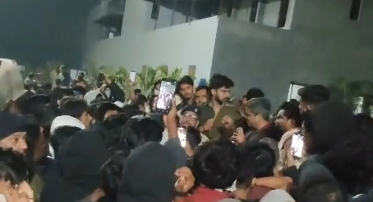 VIT कॉलेज में छात्रों का हंगामा, बस फूंकी, खराब भोजन सहित कई मांगो पर 4000 छात्र इकट्ठा हुए