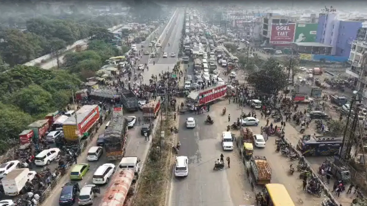 6 साल की मासूम से दुष्कर्म के विरोध में जनसैलाब का धरना जारी, आरोपी अब तक पुलिस गिरफ्त से दूर