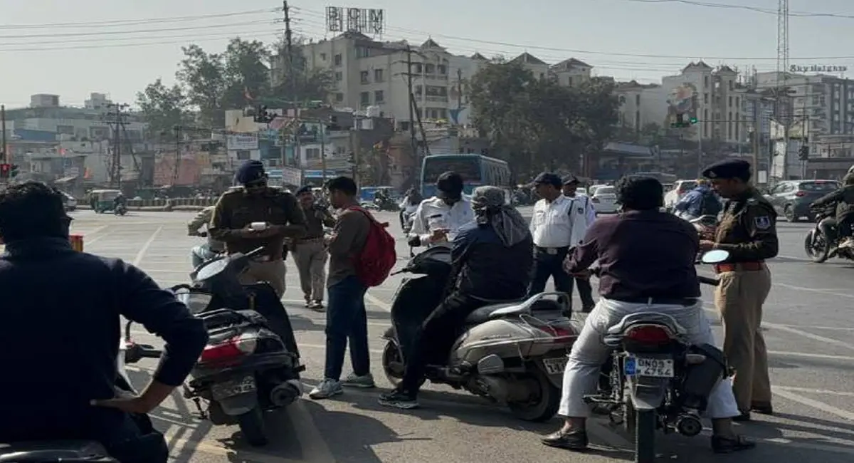 इंदौर में ट्रैफिक पुलिस एक्शन में दिखी, एक दिन में 605 दुपहिया वाहनों के चालान बनाएं