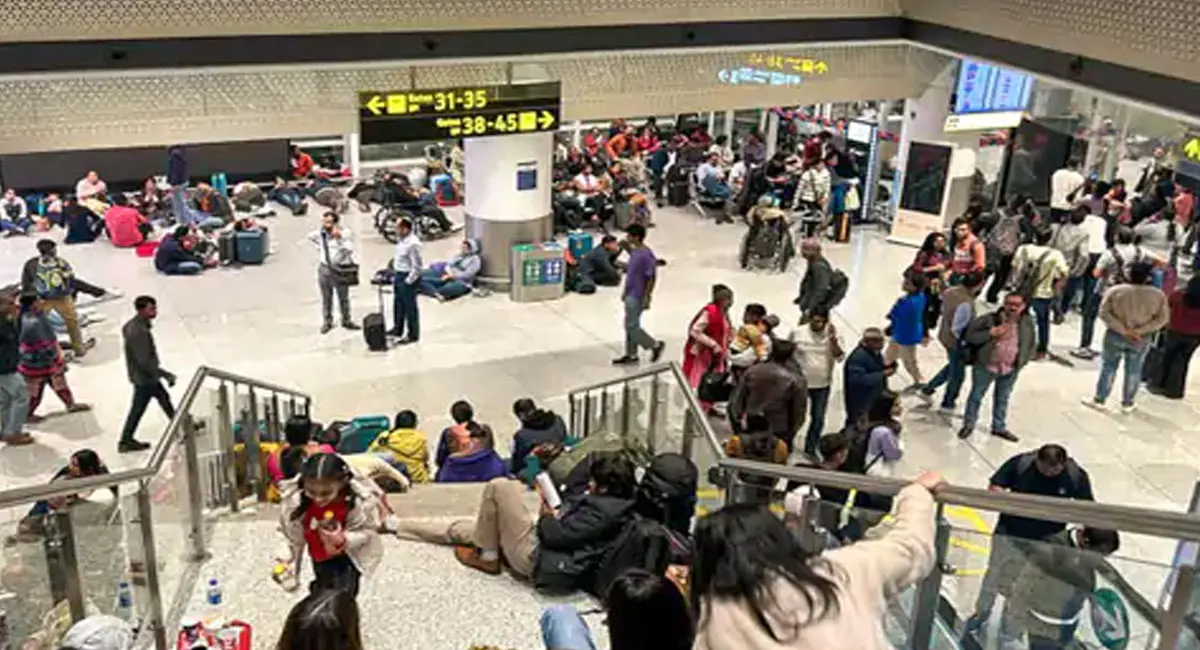 फ्लाइट के इंतजार में सीढ़ियों पर गुजारी रात