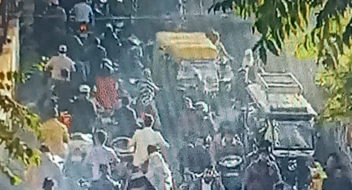 धक्का-मुक्की, गाड़ियों की टक्कर से रेंग रही गाड़ियां, ट्रैफिक पुलिस रही गायब