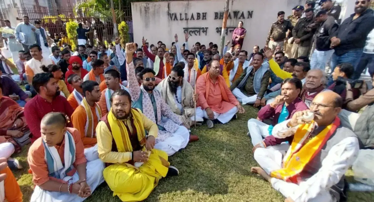  IAS संतोष वर्मा के खिलाफ मंत्रालय के बाहर प्रदर्शन, शंख और झालर बजाते दिखा ब्राह्मण समाज