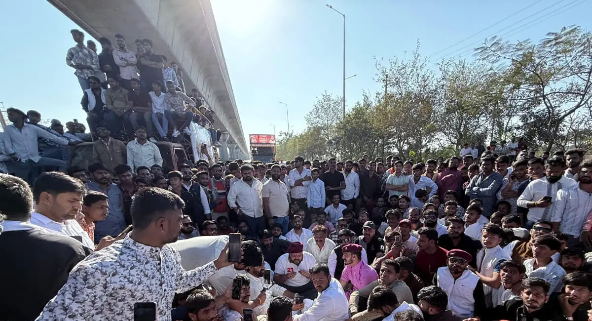 ट्रैफिक सर्विस रोड पर किया गया डायवर्ट