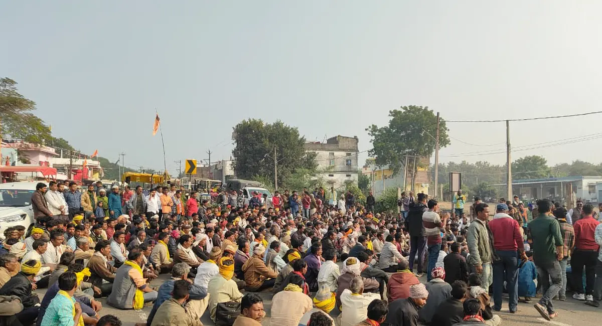 बिजली संकट पर नाराज किसान सड़कों पर उतरे, स्टेट हाईवे-44 1 घंटे रहा जाम, SDM के आश्वासन पर माने