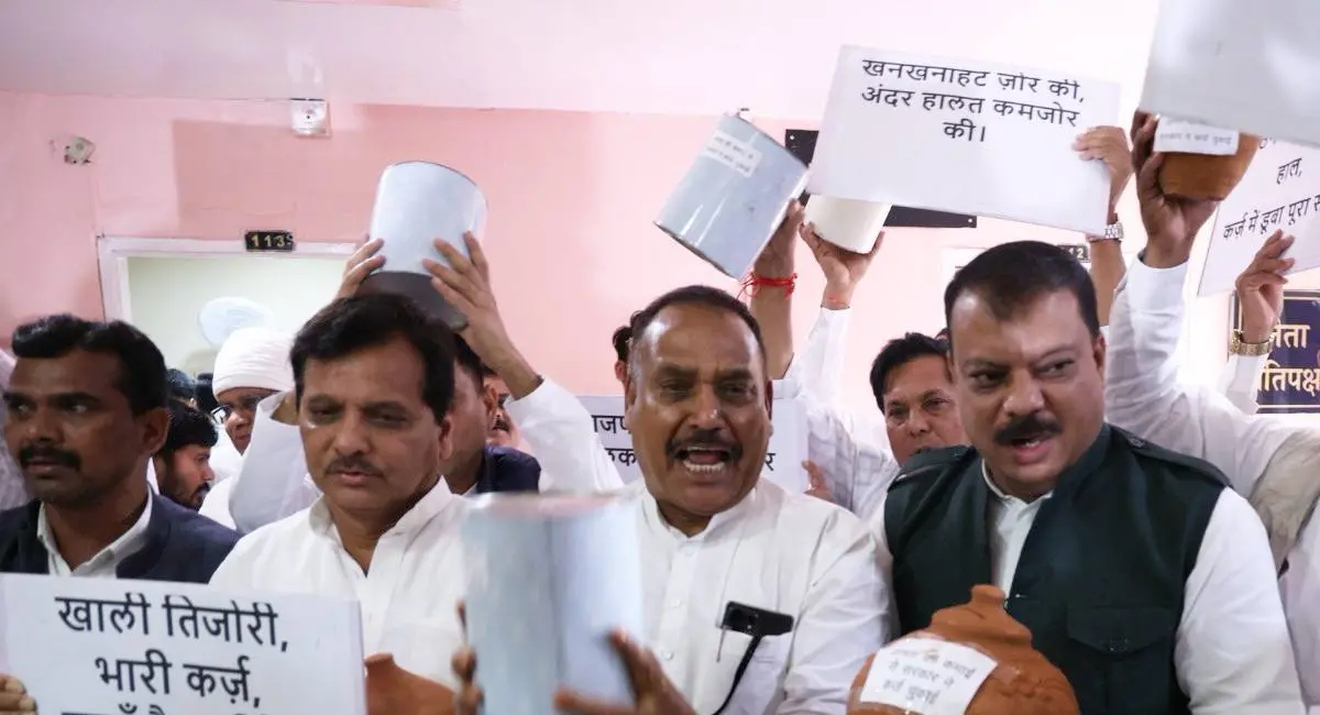 खाली गुल्लक और नारे लिखी तख्तियां लेकर पहुंचे MLA