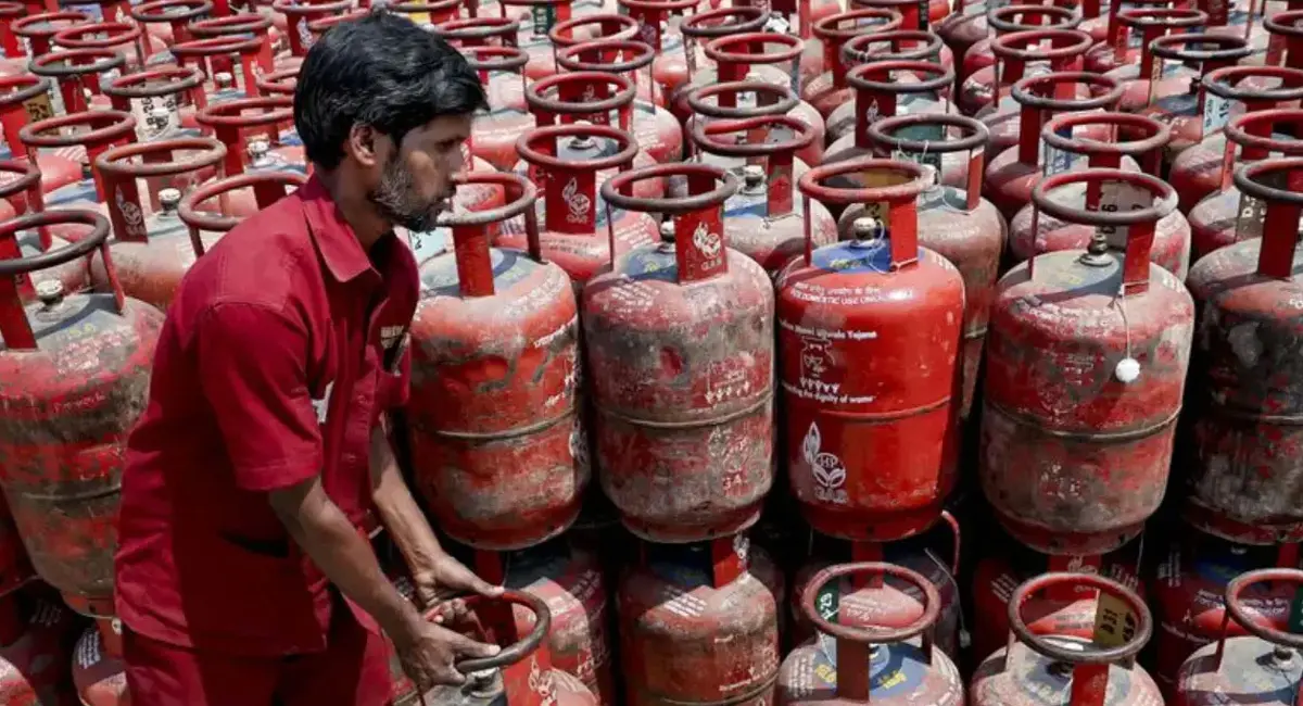 केंद्र का बड़ा फैसला, राज्यों के लिए कमर्शियल गैस सिलेंडर की सप्लाई 20 % बढ़ाई, ढाबा संचालकों को मिलेगी राहत
