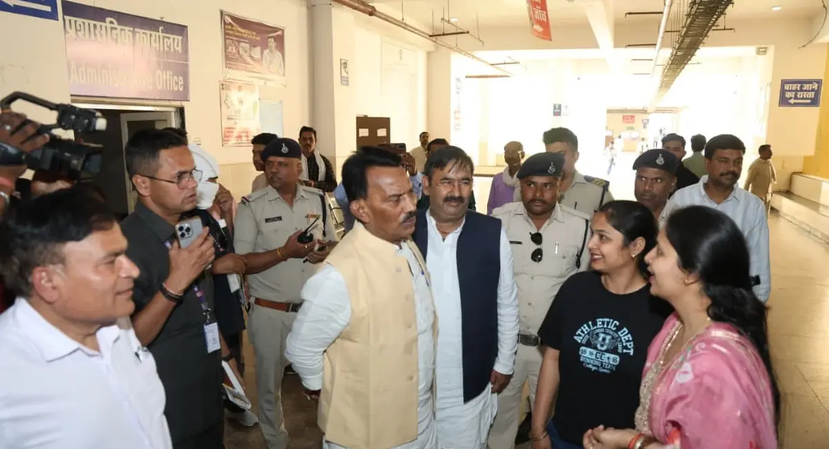 बंद लिफ्टों पर भड़के प्रभारी मंत्री, तुरंत ठीक कराने का प्रबंधन को दिया निर्देश, मरीजों से जाना हाल