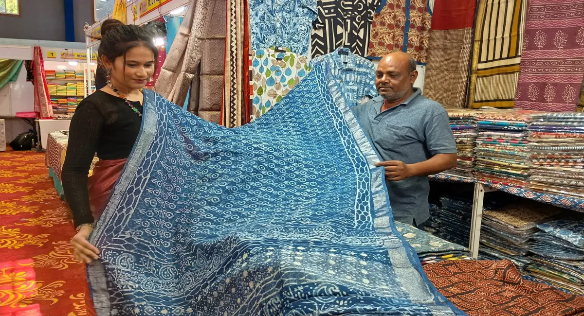 अब चुनिंदा कारीगर ही संभाल रहे विरासत सिल्क एग्जीबिशन के नाम सेव है