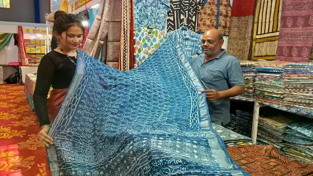 अब चुनिंदा कारीगर ही संभाल रहे विरासत सिल्क एग्जीबिशन के नाम सेव है