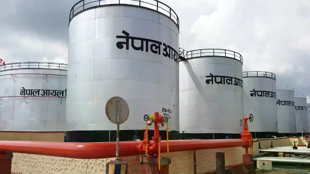 पेट्रोल 17 रुपए और डीजल 25 रुपए प्रति लीटर महंगा