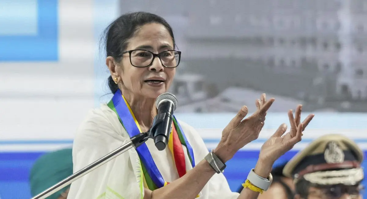 "अगर हिम्मत है तो रोज मेरी गाड़ी चेक करो" एयरपोर्ट जाते समय ममता का फूटा गुस्सा, CEC ज्ञानेश कुमार को लिखा लेटर - Image 3