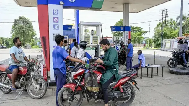 एक हफ्ते में दूसरी बार बढ़े पेट्रोल-डीजल के दाम, दिल्ली में पेट्रोल 98.64 और डीजल 91.58 रुपए प्रति लीटर हुआ