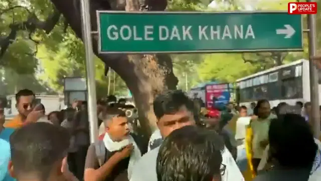 अभिजीत भी मौजूद, हजारों प्रदर्शनकारी शामिल