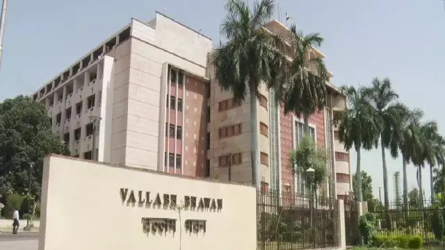 मंत्रालय में अफसरों से मिलना हुआ कठिन, लोगों को कराया जाता है घंटों इंतजार