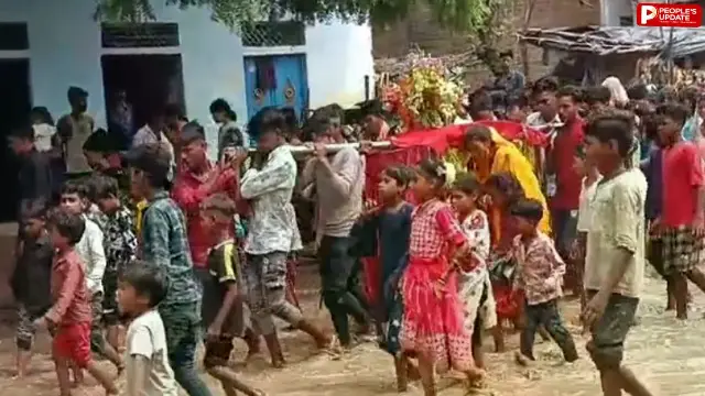 आदिवासी बेटी की विदाई कीचड़ भरे पानी से गुजरी, कई जगह सड़क दलदल में तब्दील