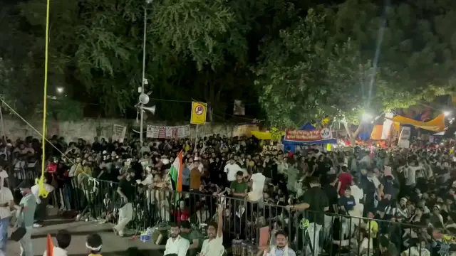 ACP समेत कई घायल, जवाबी कार्रवाई में आंसू गैस के गोले छोड़े