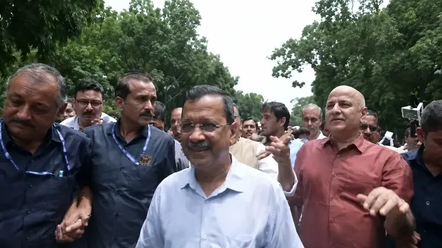 बीच सड़क धरने पर बैठे; E20 के खिलाफ सौंपना चाहते थे 2 लाख से ज्यादा चिट्ठियां