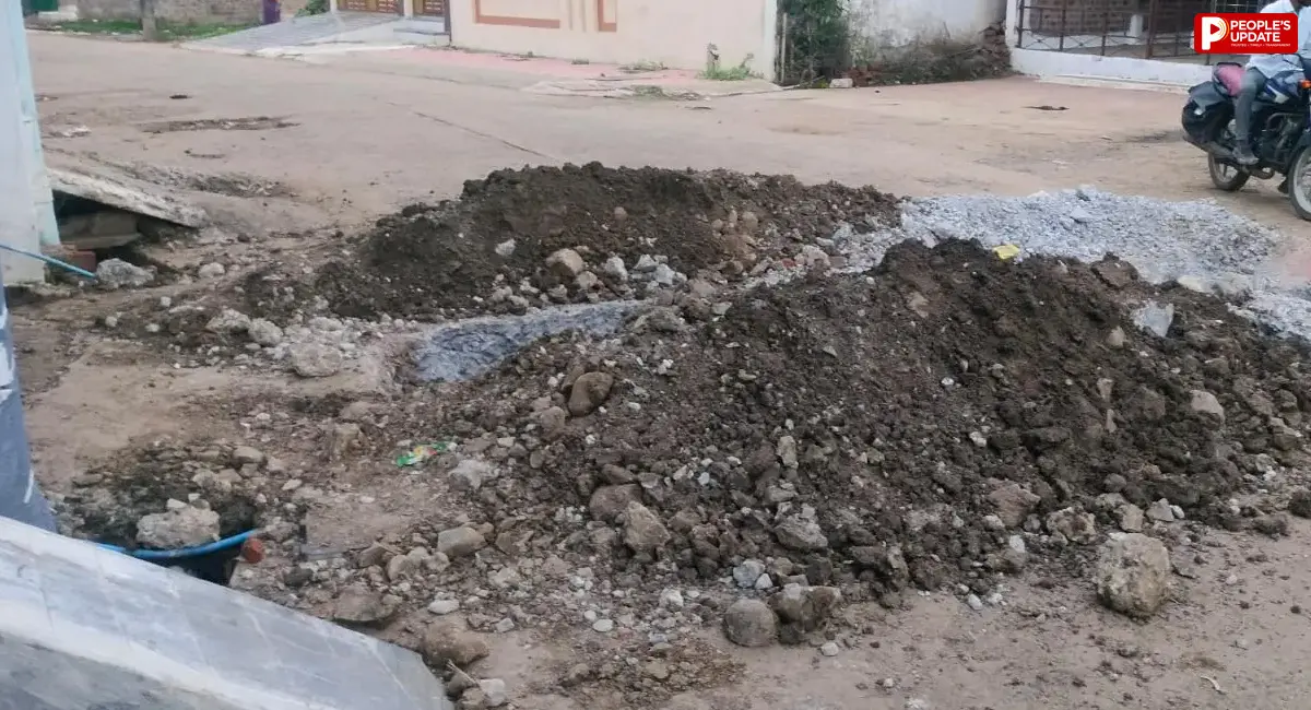 मुख्य सड़क पर खुले गहरे गड्ढों से हादसे का खतरा