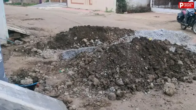 मुख्य सड़क पर खुले गहरे गड्ढों से हादसे का खतरा