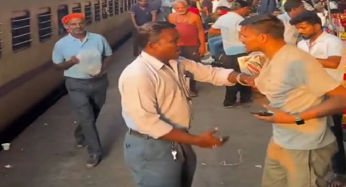 ऑनलाइन पेमेंट न होने पर वेंडर ने की यात्री से मारपीट, कॉलर पकड़कर की बदतमीजी