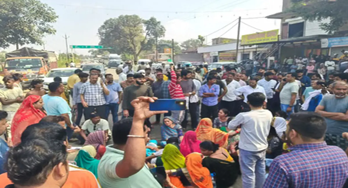 जमीन विवाद में दो भाइयों की हत्या, गुस्साए परिजनों ने किया चक्काजाम, इंसाफ की मांग