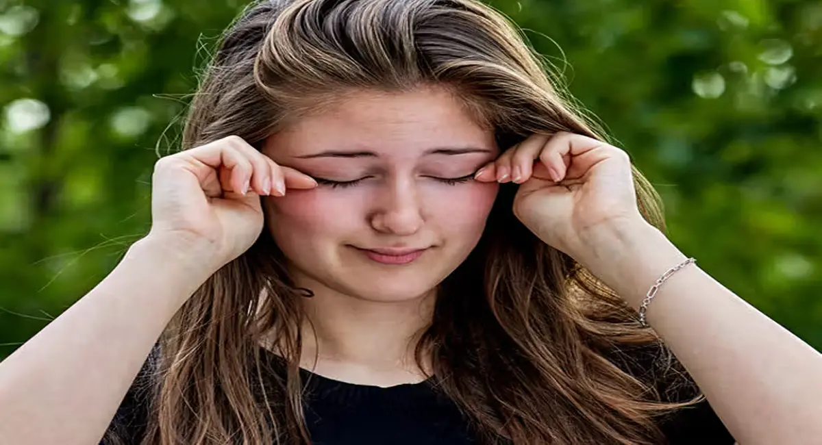 आखिर क्यों होती है हवा से आंखों में जलन, जानें वजह और उपाय
