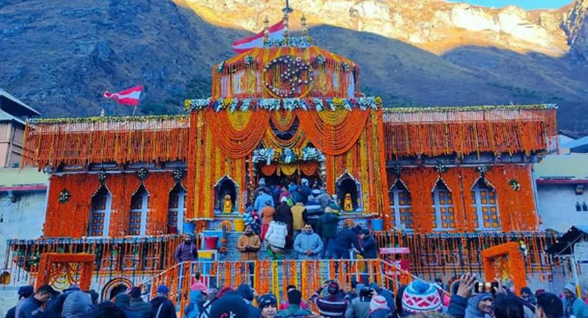 आज क्या होने वाला है बद्रीनाथ धाम में खास? दिव्य सजावट और भक्तों का उमड़ा सैलाब