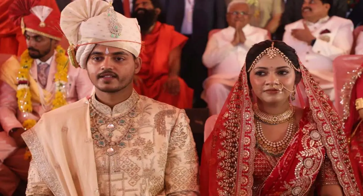 सामूहिक विवाह में CM के बेटे की शादी संपन्न,भव्य मंडप में 21 जोड़ों संग लिए सात फेरे, कई दिग्गज हस्तियों ने दिया आशीर्वाद