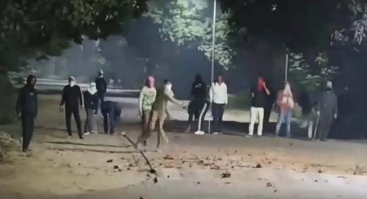 छात्रों-गार्ड में भीषण भिड़ंत, पुलिस-पैरा मिलिट्री तैनात, मामूली विवाद से शुरू हुआ झगड़ा
