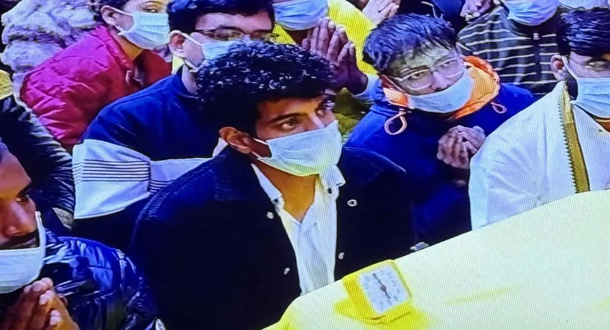 शादी टलने के बाद पलाश मुच्छल का रहस्यमयी वृंदावन दर्शन, सोशल मीडिया पर बढ़ी अफवाहें, क्या छिपा रहे हैं पलाश?