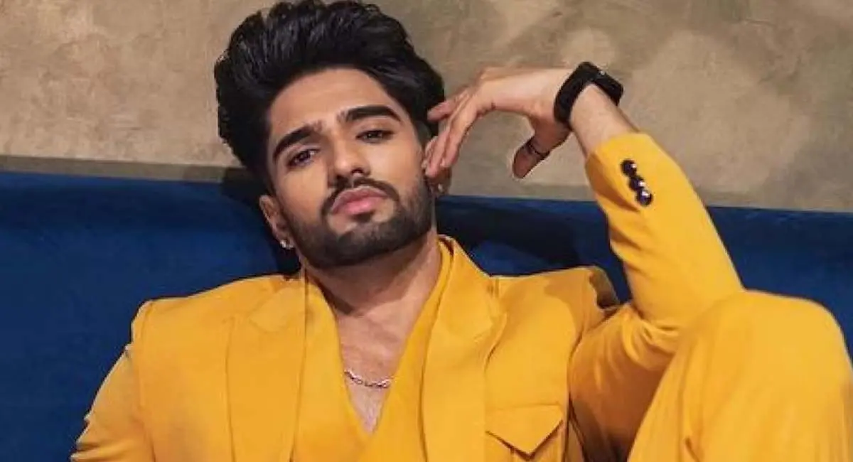 बिग बॉस OTT फेम जीशान खान की कार चकनाचूर, बाल-बाल बचे एक्टर