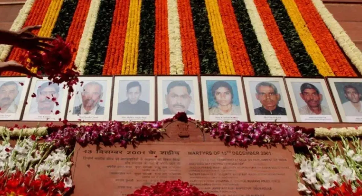 वीर सुरक्षा कर्मियों को याद कर किया नमन, अर्पित की श्रद्धांजलि