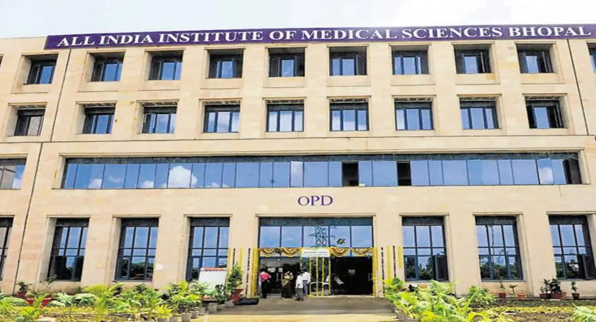 डॉक्टर रश्मि वर्मा केस में डॉ. यूनुस को HOD पद से हटाया, मंत्रालय तक हड़कंप