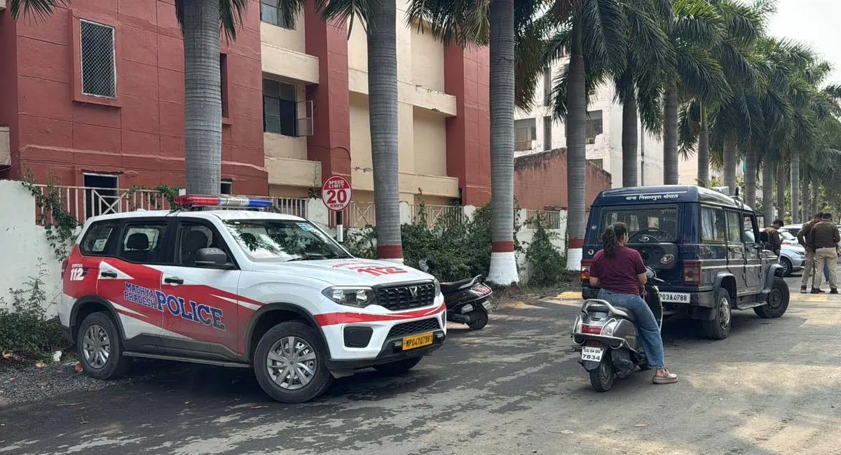 सूचना मिलते ही पहुंची पुलिस की टीम।  