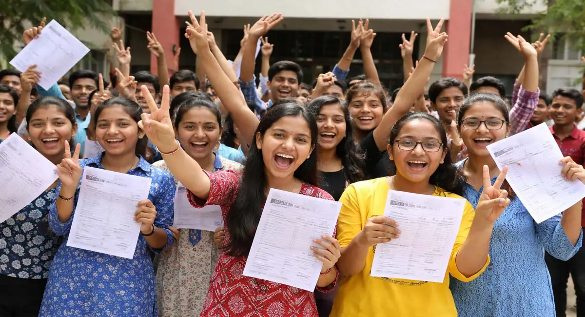 टायर दुकानदार की बेटी बनी टॉपर, 492 अंक से रचा इतिहास