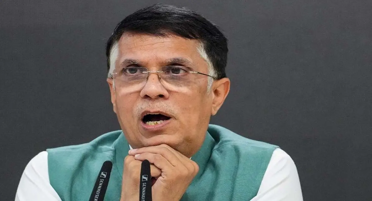 कांग्रेस नेता पवन खेड़ा पर कानूनी शिकंजा, घर पहुंचे पुलिस अधिकारी