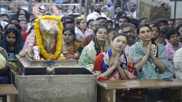  बाबा भोलेनाथ की आरती में लीन दिखीं एक्ट्रेस, नंदी हाल में बैठकर किया ध्यान