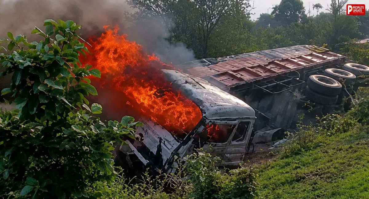 हाईवे पर चावल से भरा ट्रक पलटा, कुछ ही सेकंड में उठीं आग की लपटें, हादसे की जांच में जुटा प्रशासन