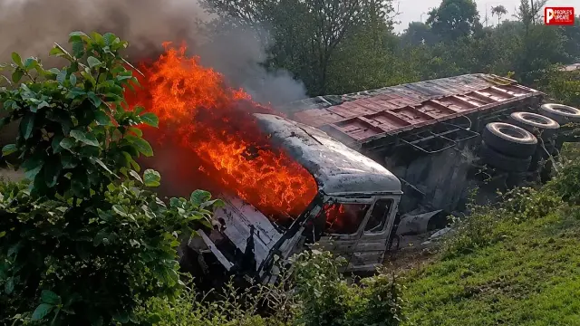 हाईवे पर चावल से भरा ट्रक पलटा, देखते ही देखते धू-धू कर जलने लगा ट्रक, हादसे की जांच में जुटा प्रशासन