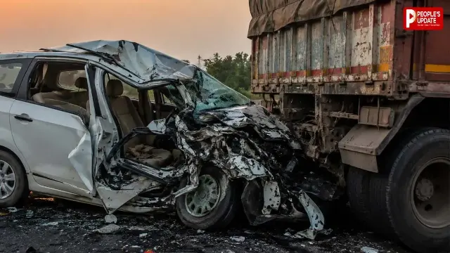 खड़े ट्रक से टकराई तेज रफ्तार अर्टिगा, 3 साल के मासूम समेत 4 की मौत