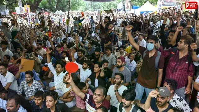 'चलो संसद' मार्च पर पुलिस का लाठीचार्ज, प्रदर्शनकारियों ने बैरिकेड तोड़ने की कोशिश