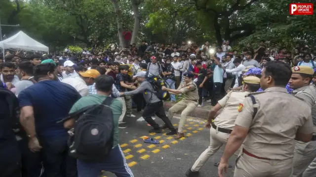 'चलो संसद' मार्च पर पुलिस का लाठीचार्ज, प्रदर्शनकारियों ने की बैरिकेड तोड़ने की कोशिश
