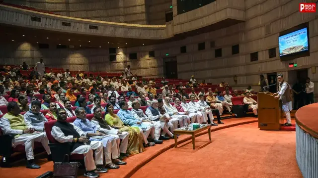 संसद में विपक्ष का जोरदार बवाल, कार्यवाही 2 बजे तक स्थगित