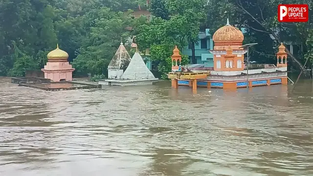 चित्रकूट में चारों तरफ बाढ़ का सैलाब! 350 लोगों का रेस्क्यू, हेलिकॉप्टर से बचाई 2 जान, अधिकारियों को अलर्ट रहने के निर्देश