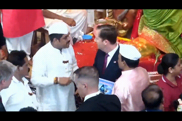 लालबागचा राजा के दरबार में पहुंचे अमेरिकी राजदूत, चरणों में सिर झुकाकर लिया आशीर्वाद